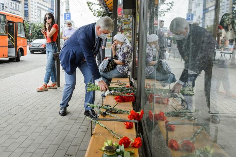 Губернатор Александр Гусев возложил цветы на месте взрыва маршрутки в Воронеже 
